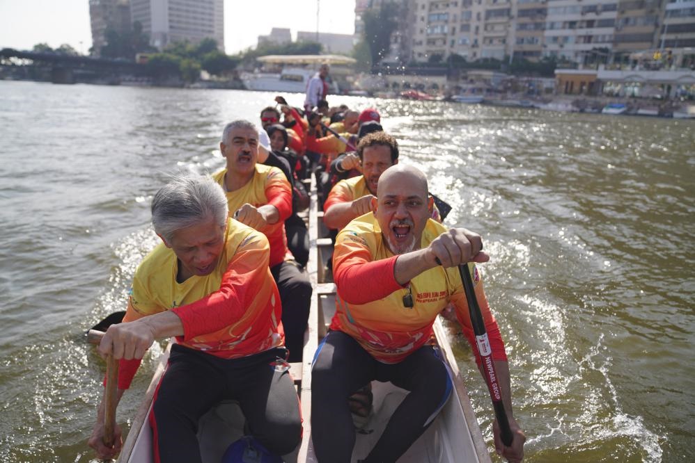 活動現(xiàn)場龍舟競技，共慶春節(jié)。開羅中國文化中心供圖