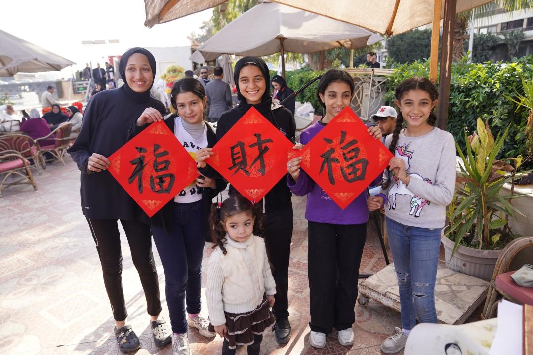 埃及民眾參與中國文化體驗活動。開羅中國文化中心供圖