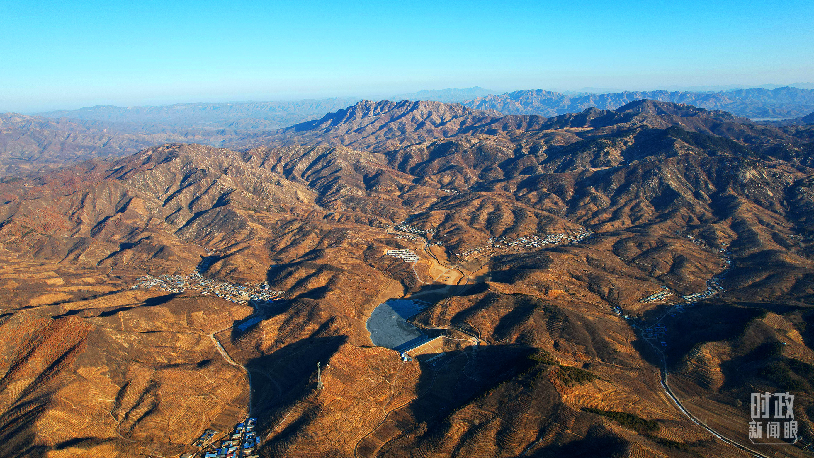 俯瞰祝家溝村。（總臺央視記者范凱拍攝）