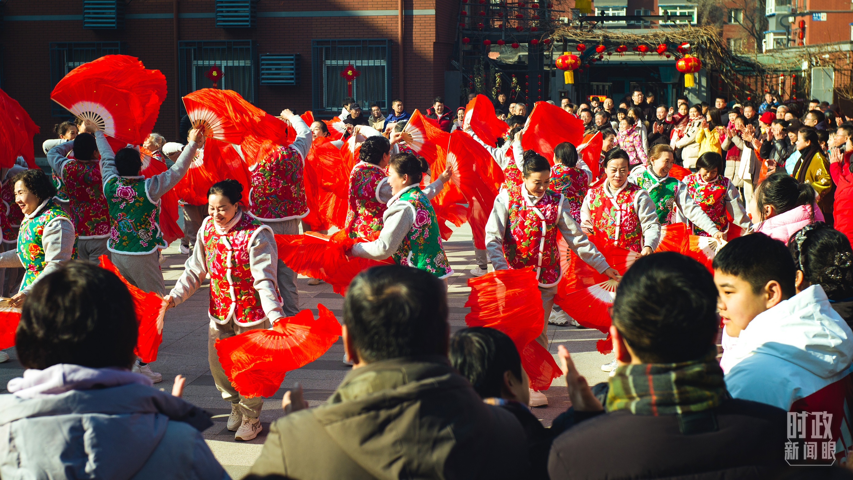 長安小區(qū)文化廣場上，居民們扭起歡快的秧歌。（總臺央視記者彭漢明拍攝）