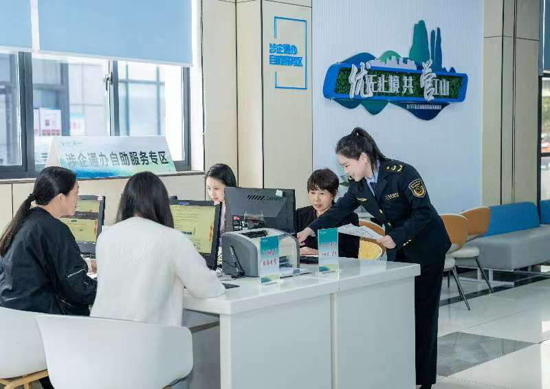 工作人員指導(dǎo)企業(yè)一次性完成信息填報(bào)。圖片來源：浙江衢州市市場監(jiān)督管理局