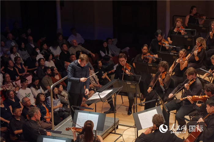 奧克蘭市政廳《空?！方豁懬莩霈F(xiàn)場。張波若攝