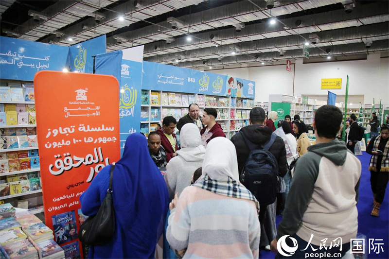 觀眾參觀書(shū)展展臺(tái)。人民網(wǎng)記者 黃培昭攝