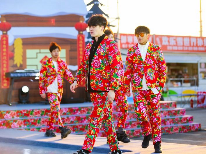 東北滑雪走秀現(xiàn)場。人民網(wǎng)記者 許維娜攝