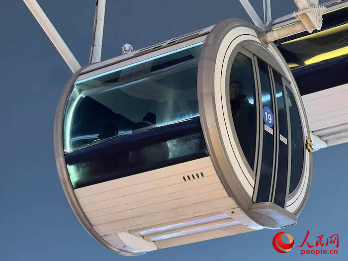 安裝了四要素微型氣象站的摩天輪轎廂。人民網(wǎng) 高清揚(yáng)攝