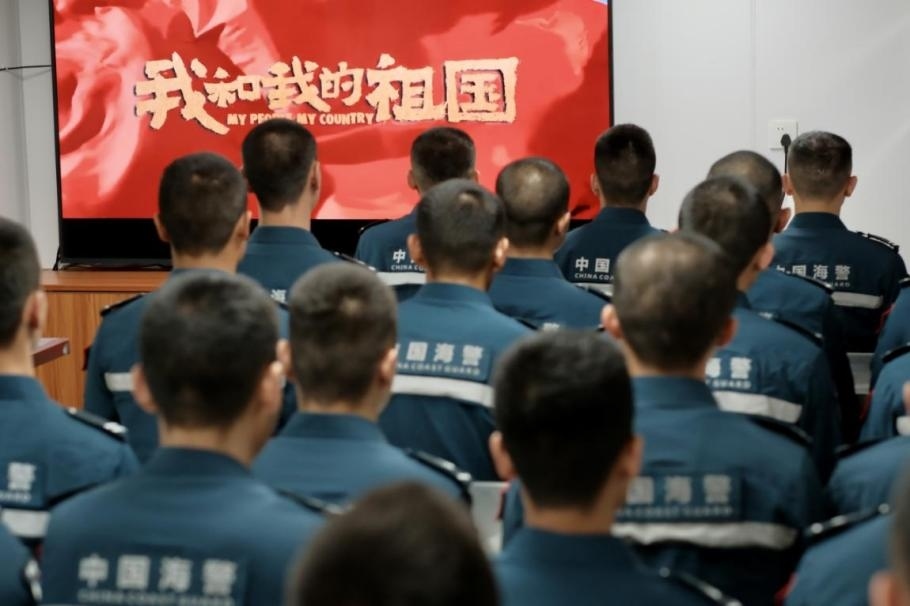 1月25日，中國海警海鷗艦組織艦上執(zhí)法員觀看紅色電影。