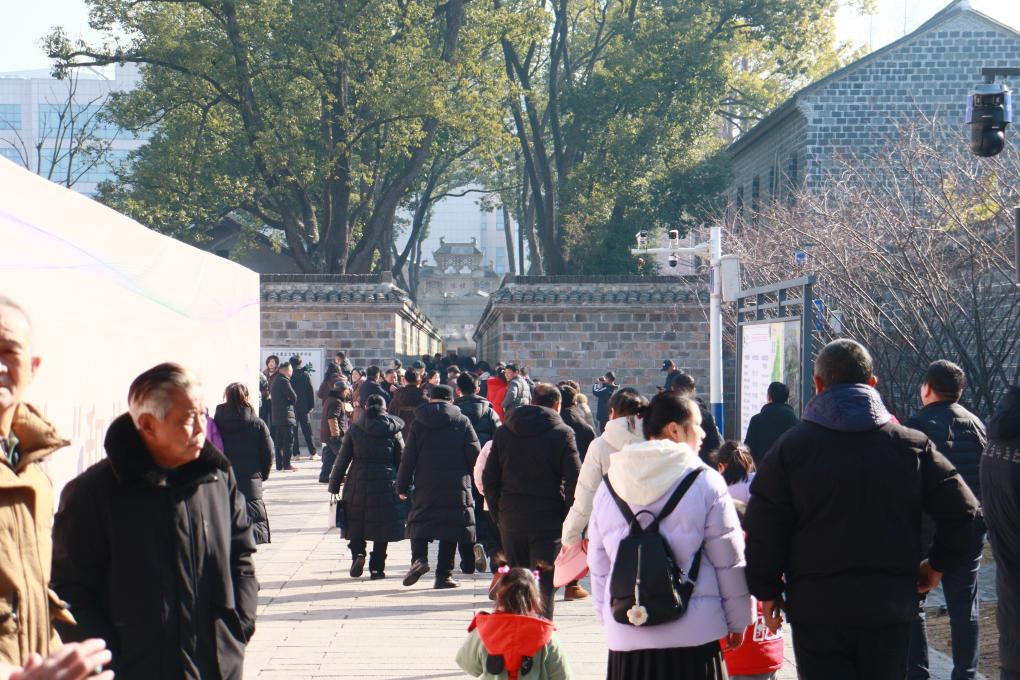 1月29日，游客在安徽省桐城市的六尺巷游覽。新華社記者 許諾 攝