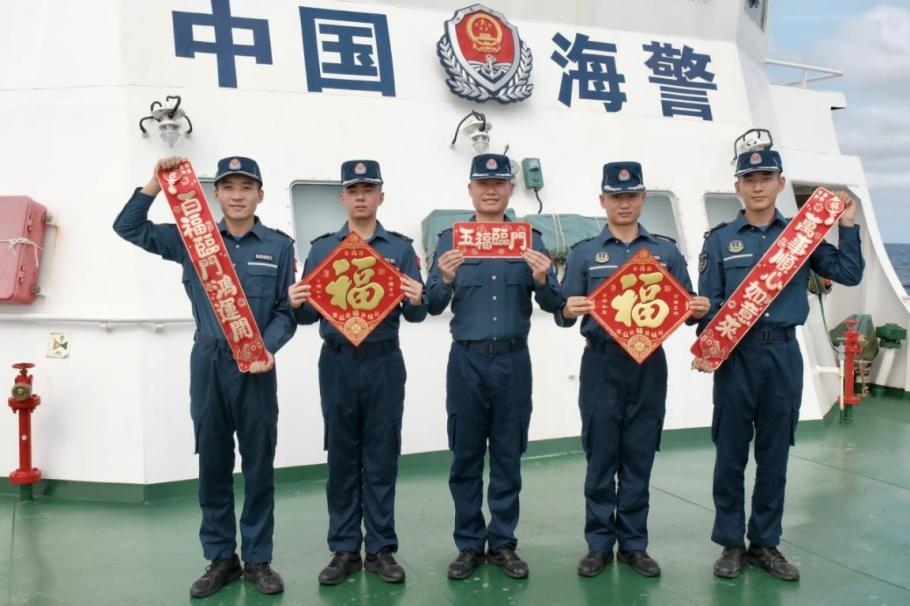 1月27日，中國海警海鷗艦執(zhí)法員們展示春聯(lián)福字，慶祝農歷春節(jié)。