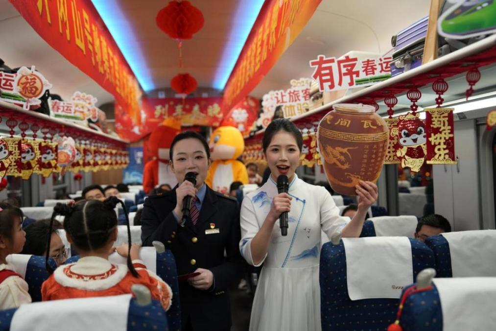 列車乘務(wù)員向旅客介紹江西美食——瓦罐湯。人民網(wǎng) 歐陽易佳攝