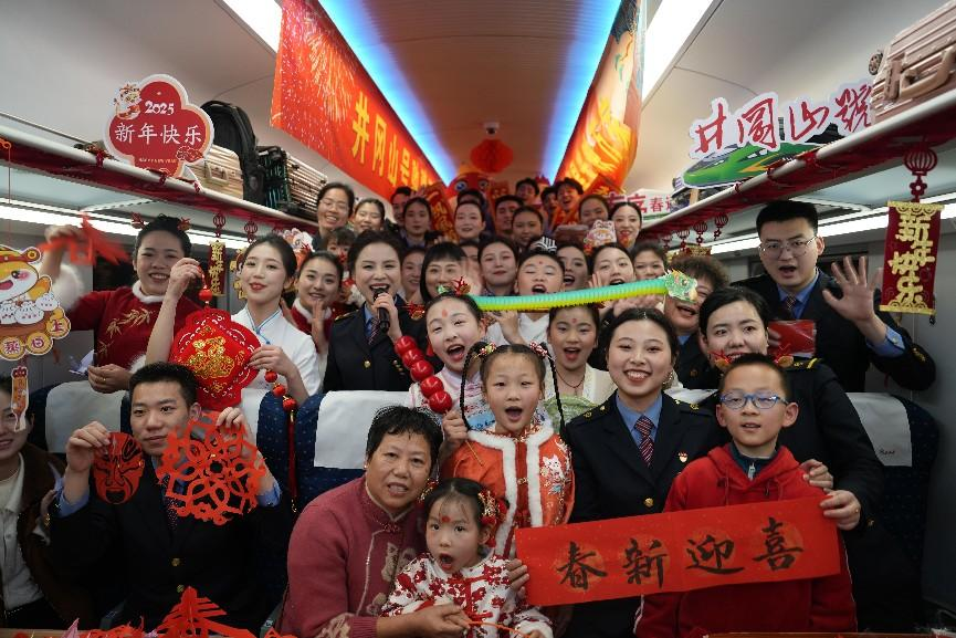 全體演職人員與旅客大合影。人民網(wǎng) 歐陽易佳攝