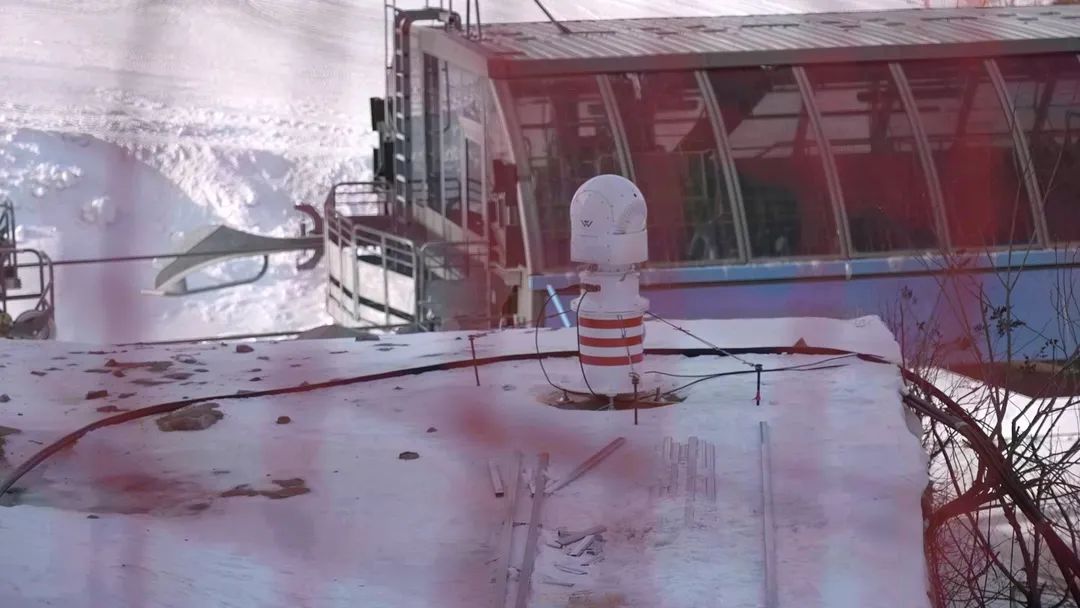 設(shè)在坡面障礙技巧和大跳臺雪道旁的激光測風(fēng)雷達(dá)。氣象部門供圖