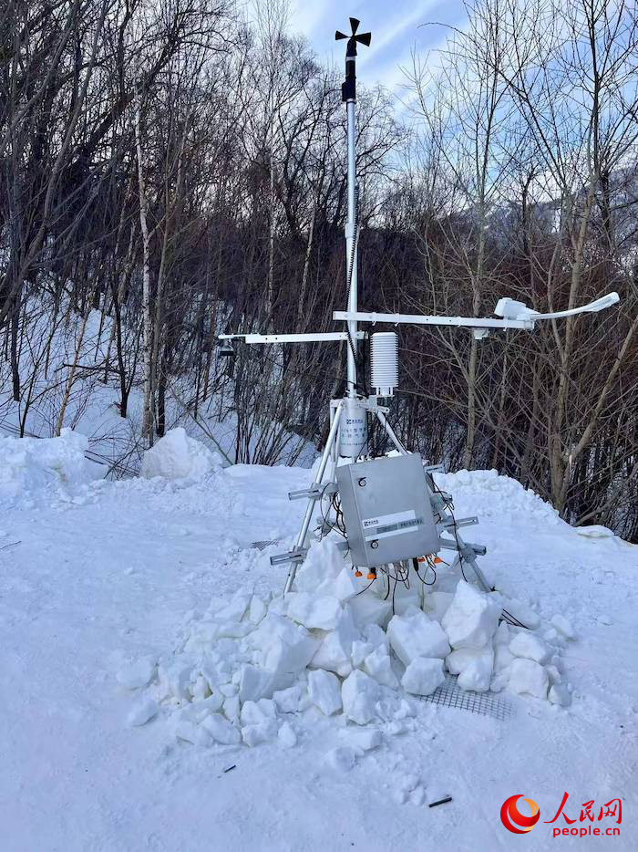 設(shè)置在賽道附近的便攜式自動氣象站。人民網(wǎng) 高清揚(yáng)攝