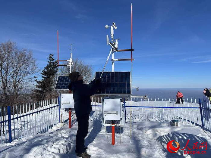 工作人員正在對氣象設(shè)備進(jìn)行日常維護(hù)。人民網(wǎng) 高清揚(yáng)攝