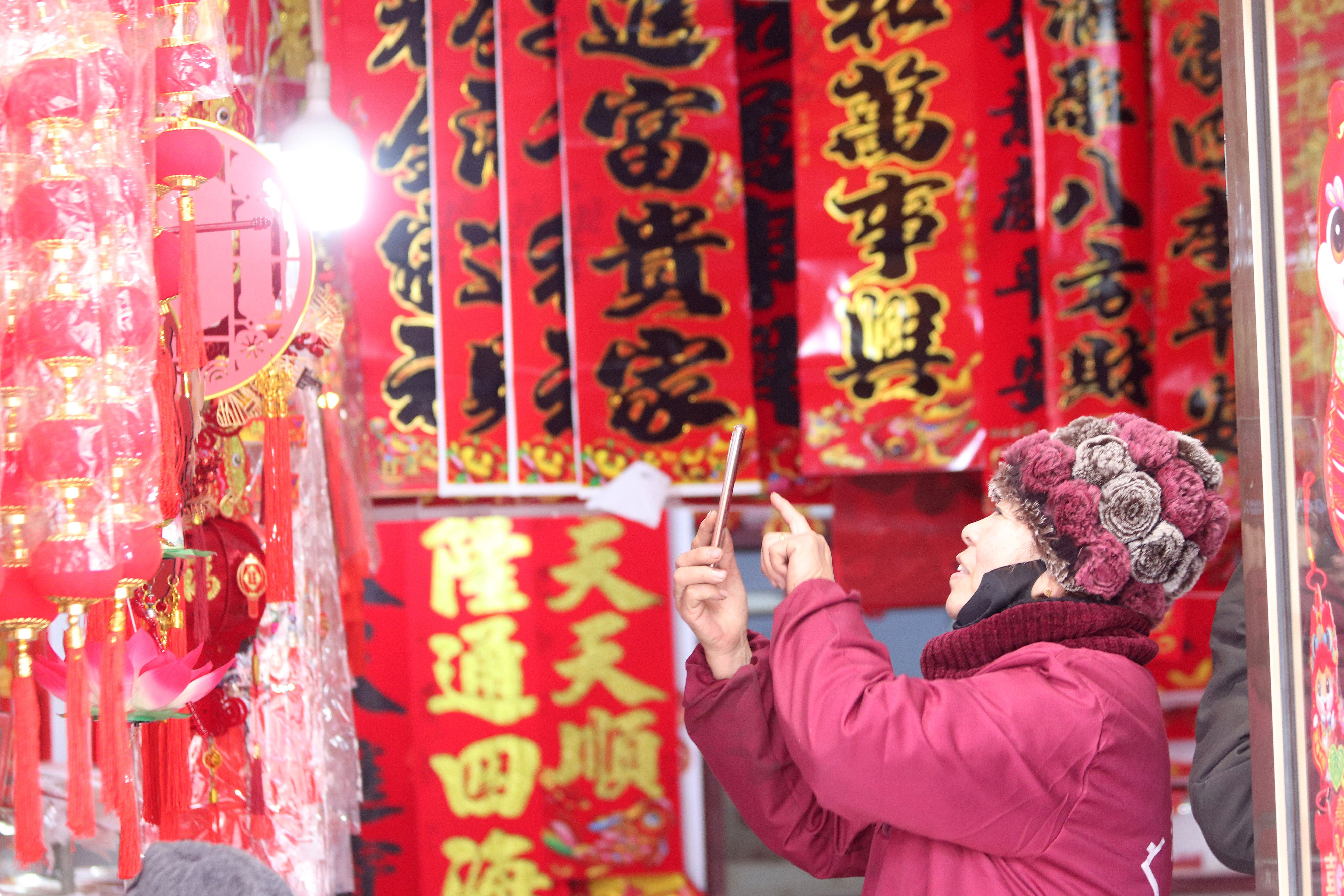 2025年1月5日，在山東省高密市夏莊鎮(zhèn)東李家村，商戶通過手機在網(wǎng)上推銷新春飾品。