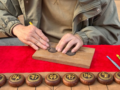 柯秋楓正在雕刻。人民網(wǎng) 陳葉欣攝