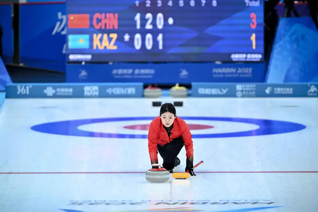 2月4日，中國(guó)隊(duì)選手韓雨在比賽中擲壺。新華社記者 江漢 攝