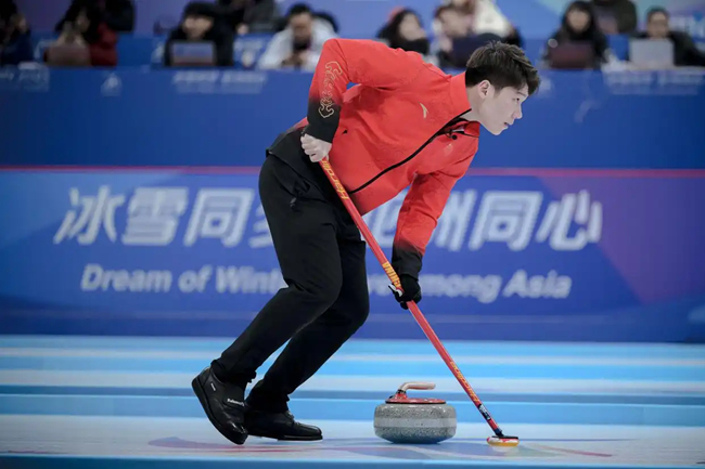 2月4日，中國(guó)隊(duì)選手王智宇在比賽中擦冰。新華社記者 江漢 攝