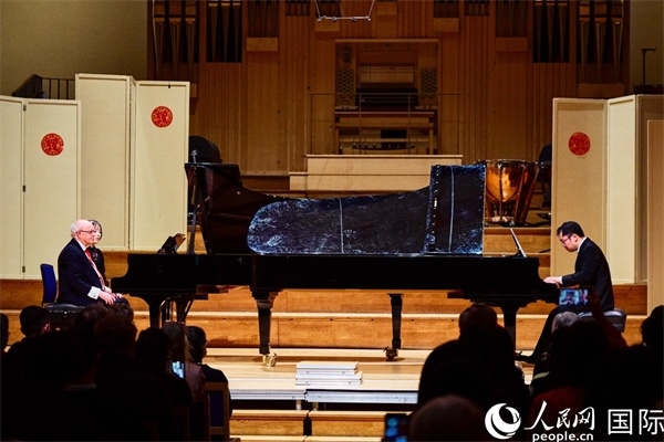 英國(guó)皇家音樂(lè)學(xué)院教授朱利安-雅格布森和旅英鋼琴家李勁峰演奏《黃河鋼琴協(xié)奏曲》。楊浩鵬攝
