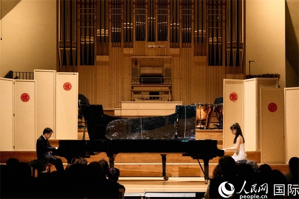 旅英鋼琴家李勁峰和郭鑫弈雙鋼琴“斗琴”。楊浩鵬攝