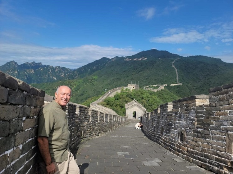 瓦里夫·庫邁哈在游覽長城時留影。受訪者供圖