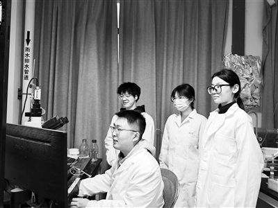 西安交通大學教授王昌河團隊在進行多巴胺分泌電化學檢測。受訪者供圖