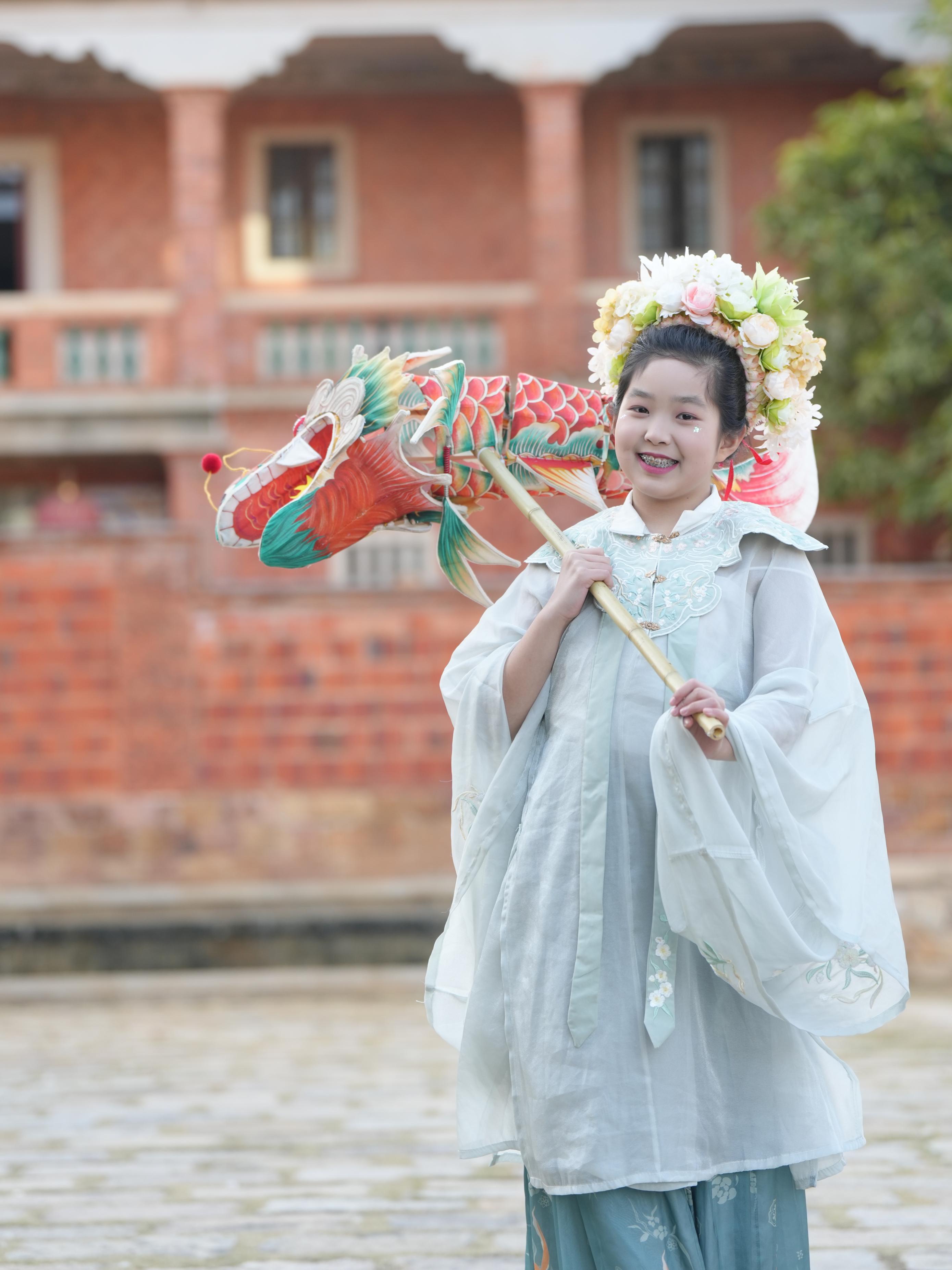 在泉州，沈女士為女兒拍下頭戴簪花的照片。受訪者供圖