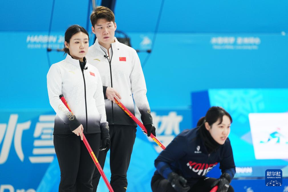 2月6日，中國隊選手王智宇（中）、韓雨（左）在比賽中。新華社記者 王松 攝