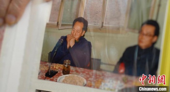 2月7日，劉潤(rùn)林展示1986年黃旭華(左)在同樂(lè)會(huì)上吹口琴的老照片。中新社記者 鄒浩 攝