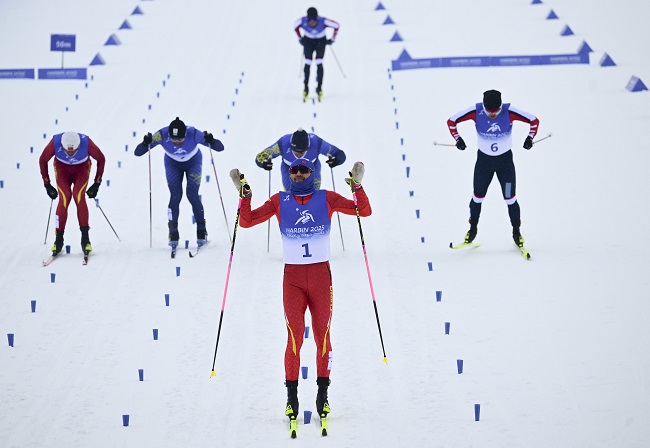 2月8日，王強(qiáng)（中）慶祝奪冠。新華社記者 張龍攝