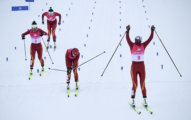 2月8日，李磊（右一）沖過(guò)終點(diǎn)后慶祝奪冠。新華社記者 張龍攝