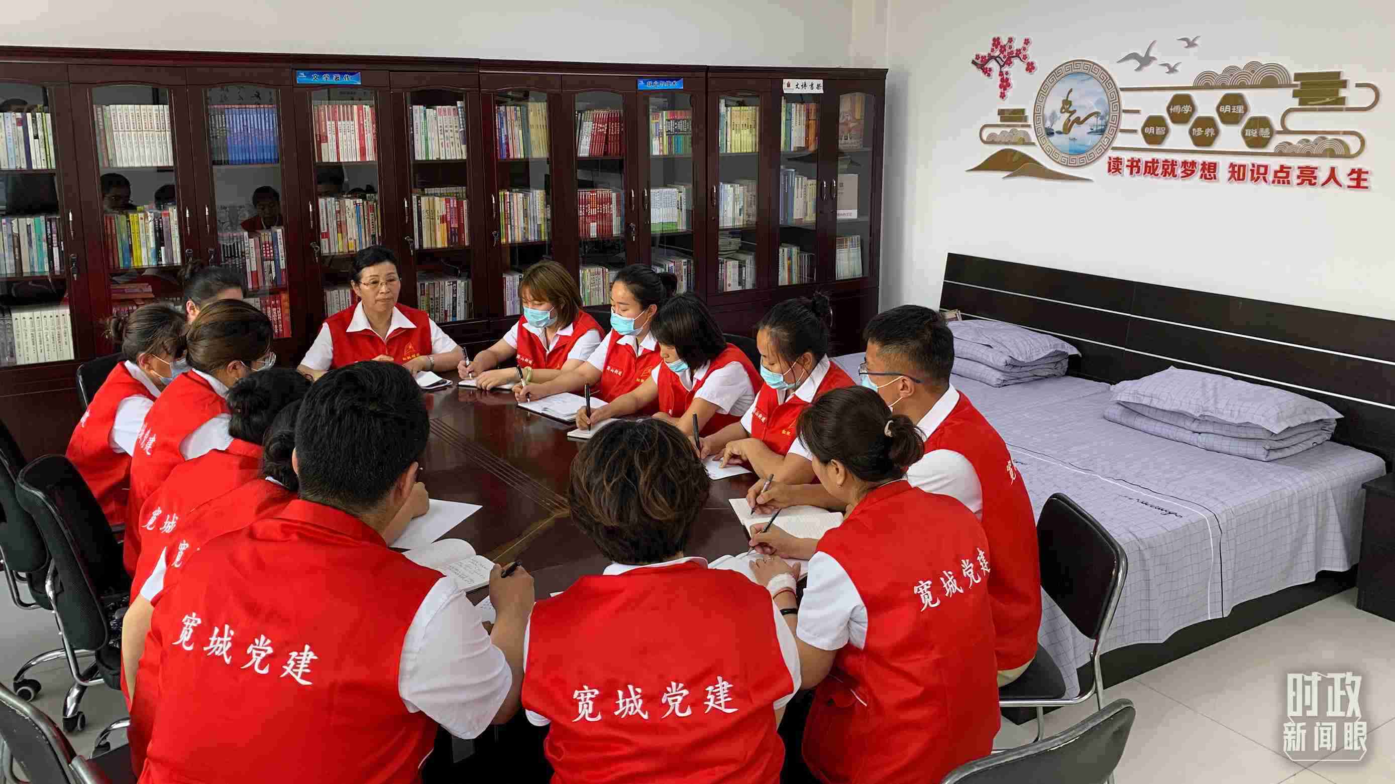 △吉林長春，長山花園社區(qū)黨建討論會(huì)。（總臺(tái)央視記者趙化拍攝）