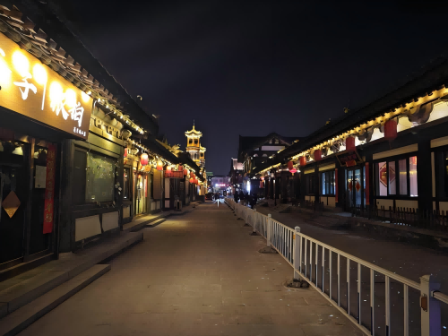 道歉公告發(fā)布后，夜晚10時(shí)的古城。人民網(wǎng)記者 黃鈺攝