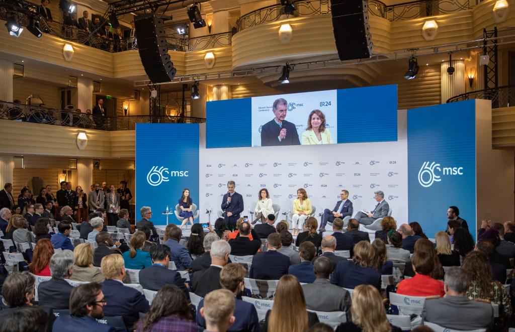 2024年2月18日，慕安會(huì)主席克里斯托夫·霍伊斯根（中左二）在德國(guó)慕尼黑舉行的第60屆慕尼黑安全會(huì)議上發(fā)表閉幕致辭。新華社記者 張帆 攝