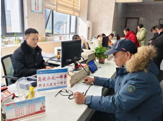 市民在 “高效辦成一件事” 窗口辦理業(yè)務(wù)。彭雪松攝