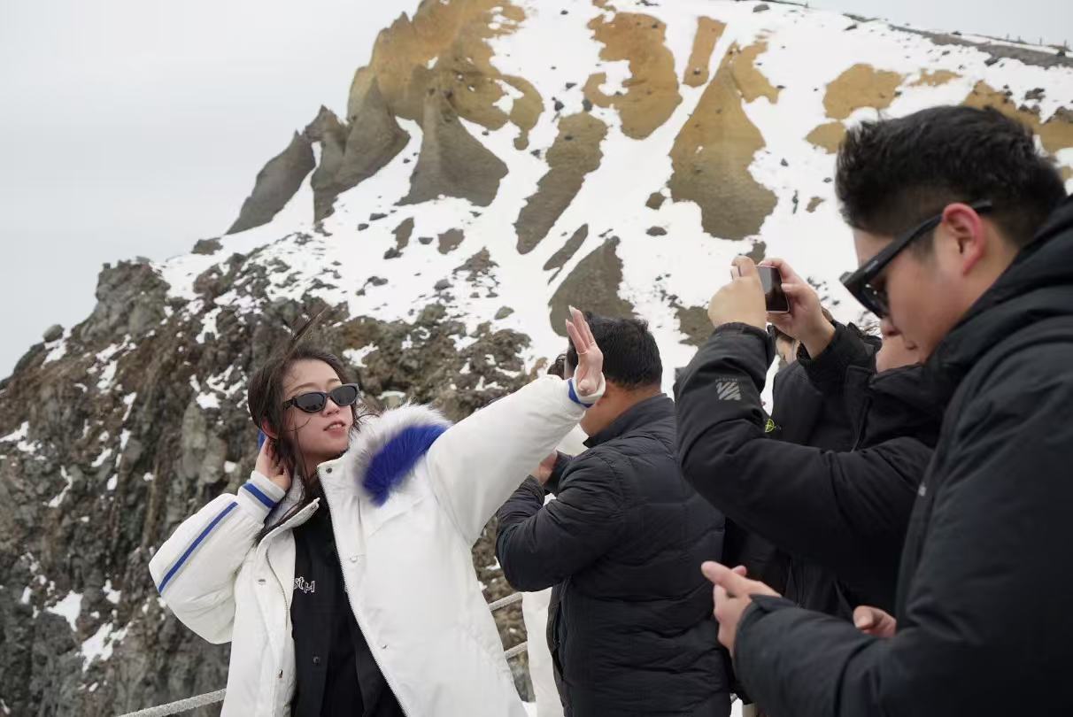 長(zhǎng)白山天池旁游客拍照留念。人民網(wǎng) 皇甫萬(wàn)里攝