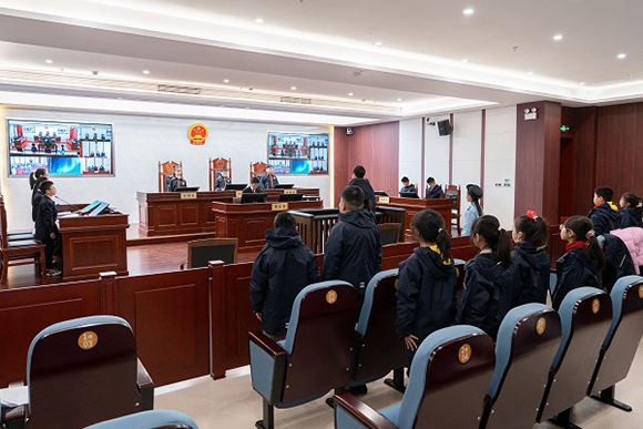 圖③：同學(xué)們開展模擬法庭活動。