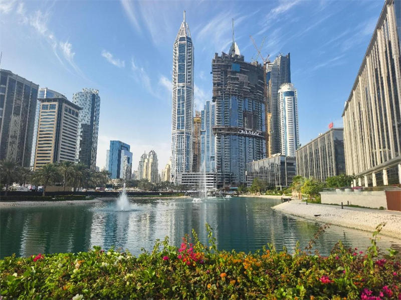 正在建設(shè)中的卡瓦利卡薩高層住宅項目（圖中有腳手架建筑）。 中建中東供圖 