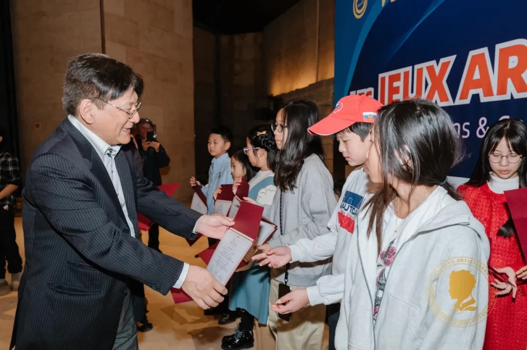 圖2：亞丁為獲獎兒童頒發(fā)證書。法中交流促進會供圖