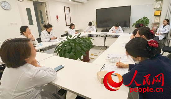 交班會(huì)上，海淀醫(yī)院安寧療護(hù)團(tuán)隊(duì)討論患者和家屬需求。人民網(wǎng)記者 金慧慧攝