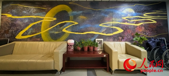 清華長庚醫(yī)院掛著一幅名為“生命長河”的畫，家屬將離世親人的名字寫在上面。人民網(wǎng) 陳葉欣攝