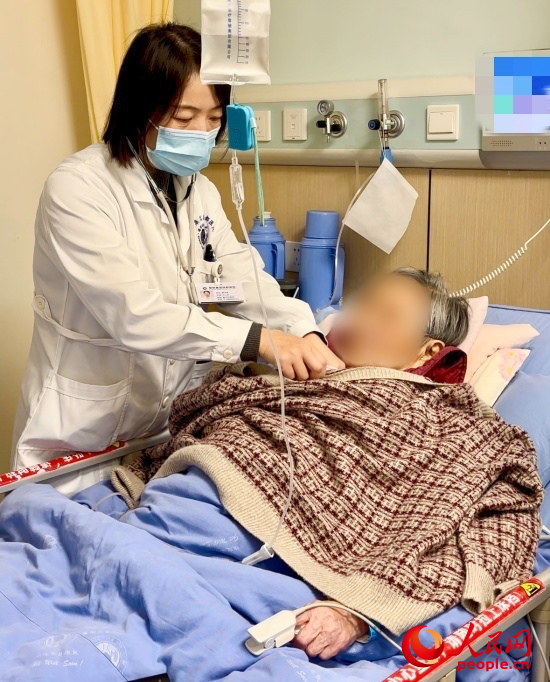 廖澤燕為張婆婆聽診。人民網(wǎng)記者 金慧慧攝