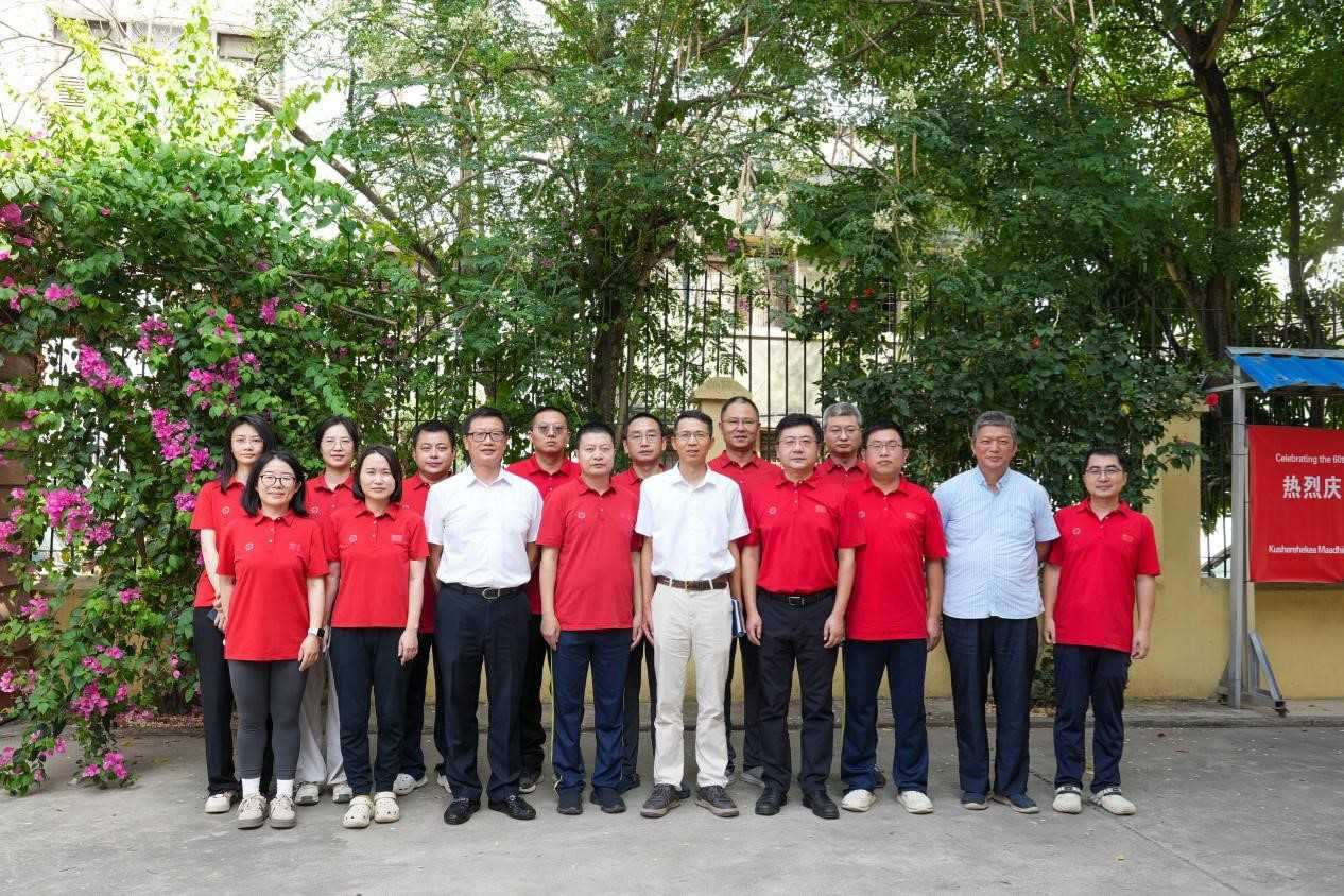 李強(qiáng)華與醫(yī)療隊(duì)合影。中國(guó)援桑醫(yī)療隊(duì)供圖