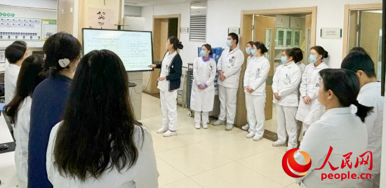 華西第四醫(yī)院姑息醫(yī)學(xué)科交班會(huì)上，護(hù)士介紹患者情況。人民網(wǎng)記者 金慧慧攝