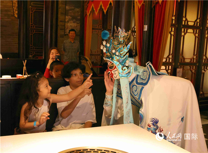 迪拜火鍋店里的川劇變臉表演。 人民網(wǎng)記者 管克江攝