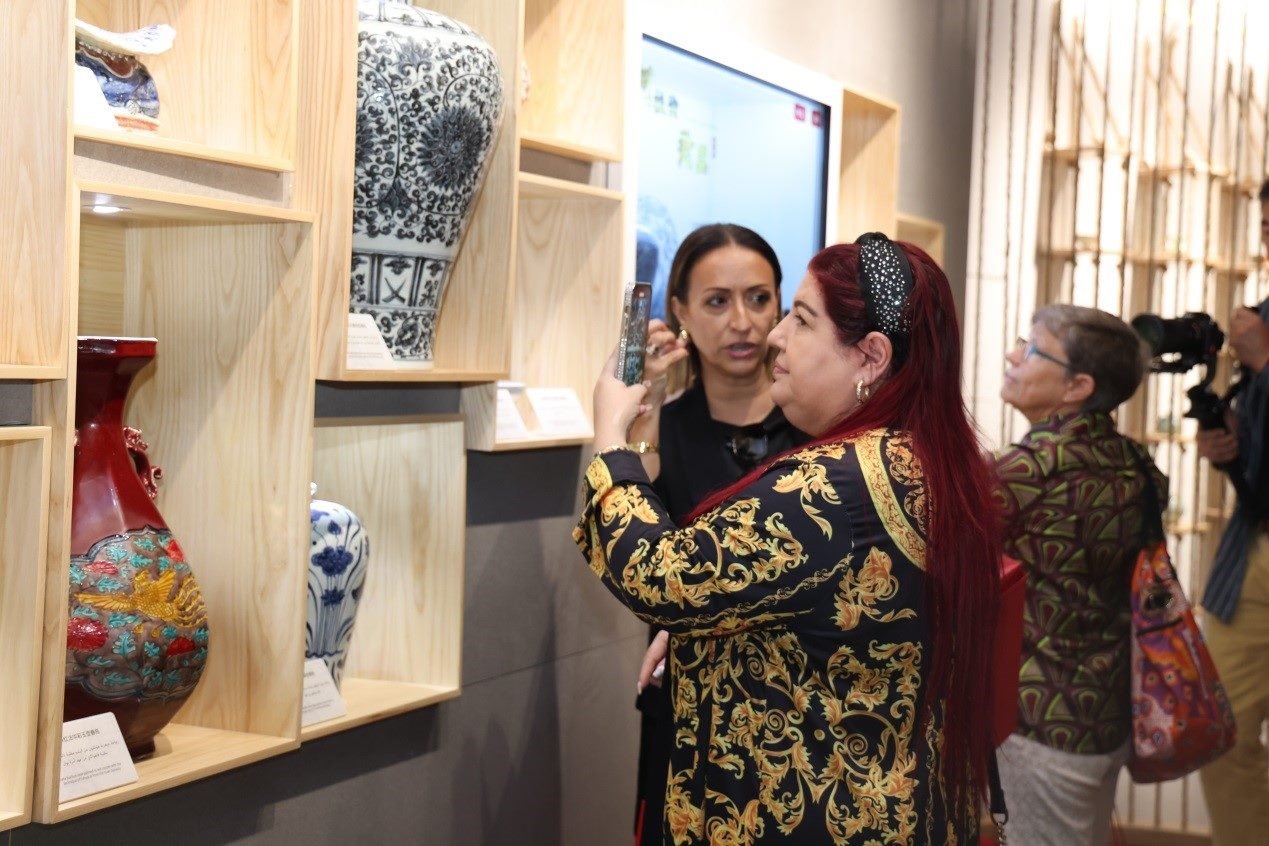 嘉賓了解中國瓷器。人民網(wǎng)記者 任皓宇攝
