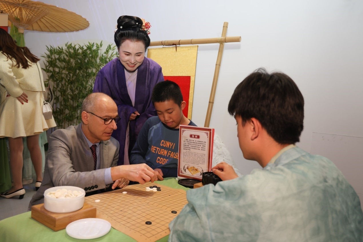 嘉賓體驗圍棋對弈。人民網(wǎng)記者 任皓宇攝
