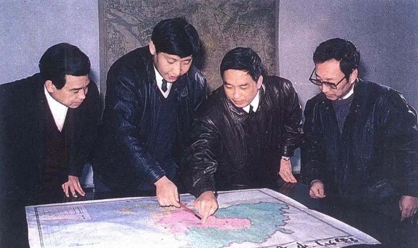 1991年12月，習近平與同事討論福州市戰(zhàn)略規(guī)劃設想。（圖源：《習近平在福州》）