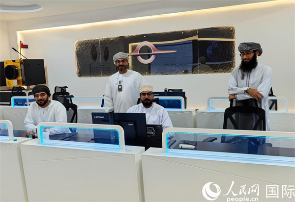 阿曼蘭斯航天公司員工在工作中。人民網(wǎng) 海瑟姆·穆扎恩攝