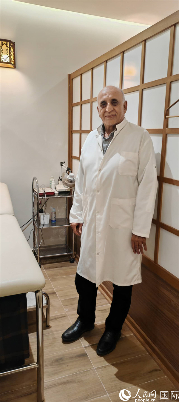 哈利勒在中醫(yī)診所。人民網(wǎng)記者 黃培昭攝