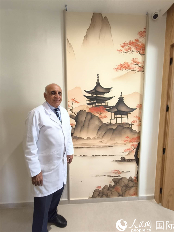 哈利勒的診所中國(guó)元素很濃。人民網(wǎng)記者 黃培昭攝